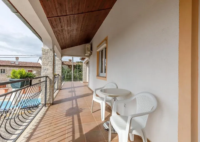 Nyaraló Sascha In *