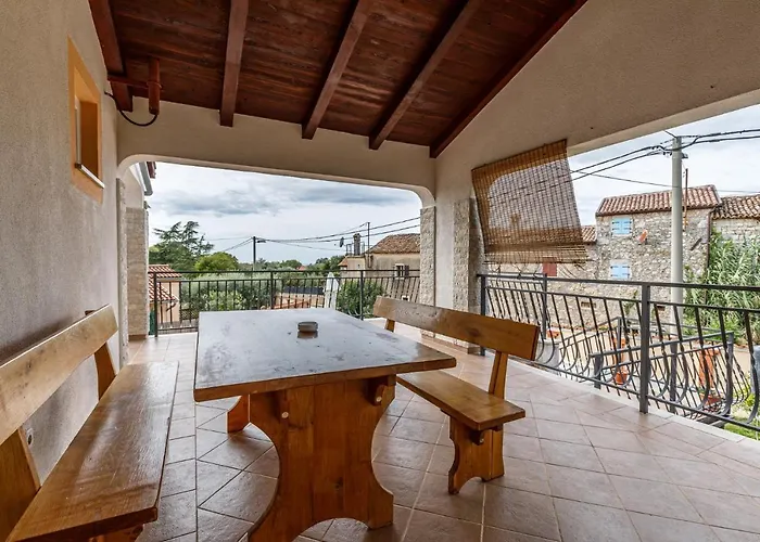 Nyaraló Sascha In *